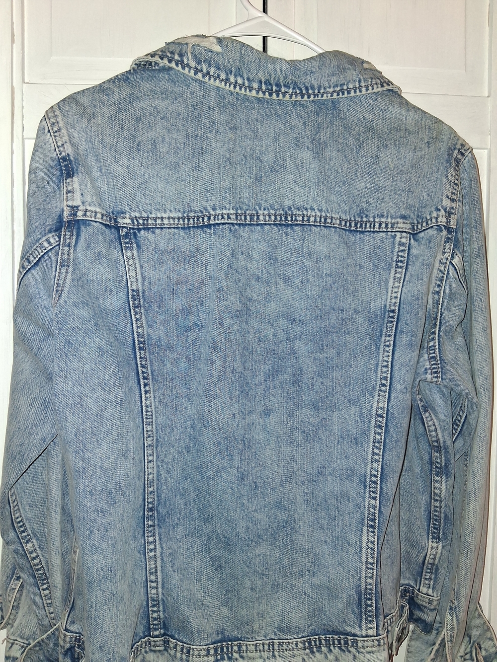 Old Navy Women's Oversized Boyfriend Light Blue Distressed Denim Jacket - Picture 8 of 9